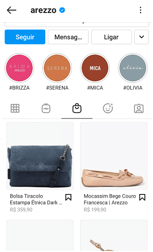 Imagem do Instagram Shopping da Marca Arezzo. Na foto, vemos a lista de alguns itens dos destaques da marca e a aba com os produtos.